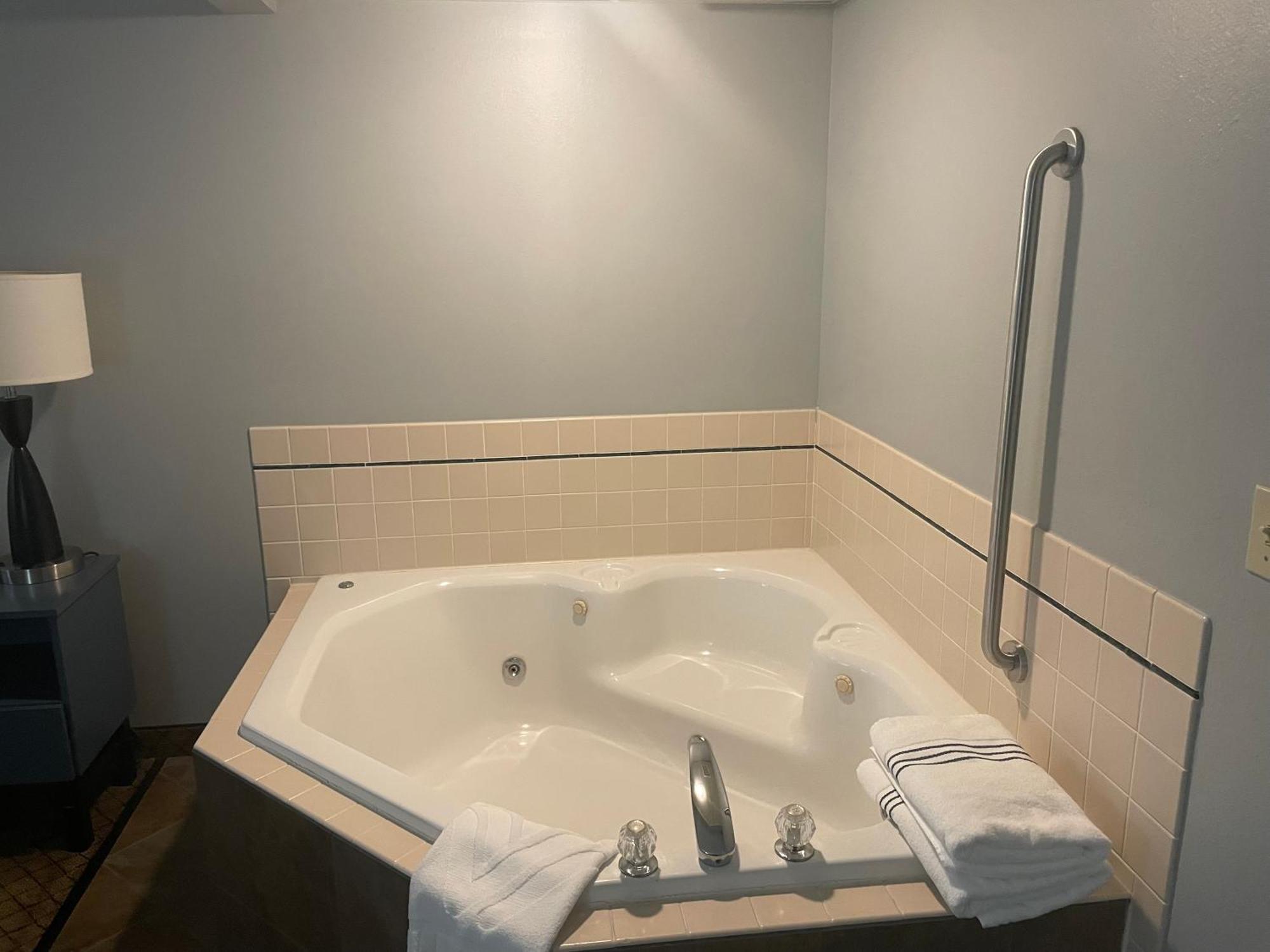 Americinn By Wyndham Hartford Wi Ngoại thất bức ảnh