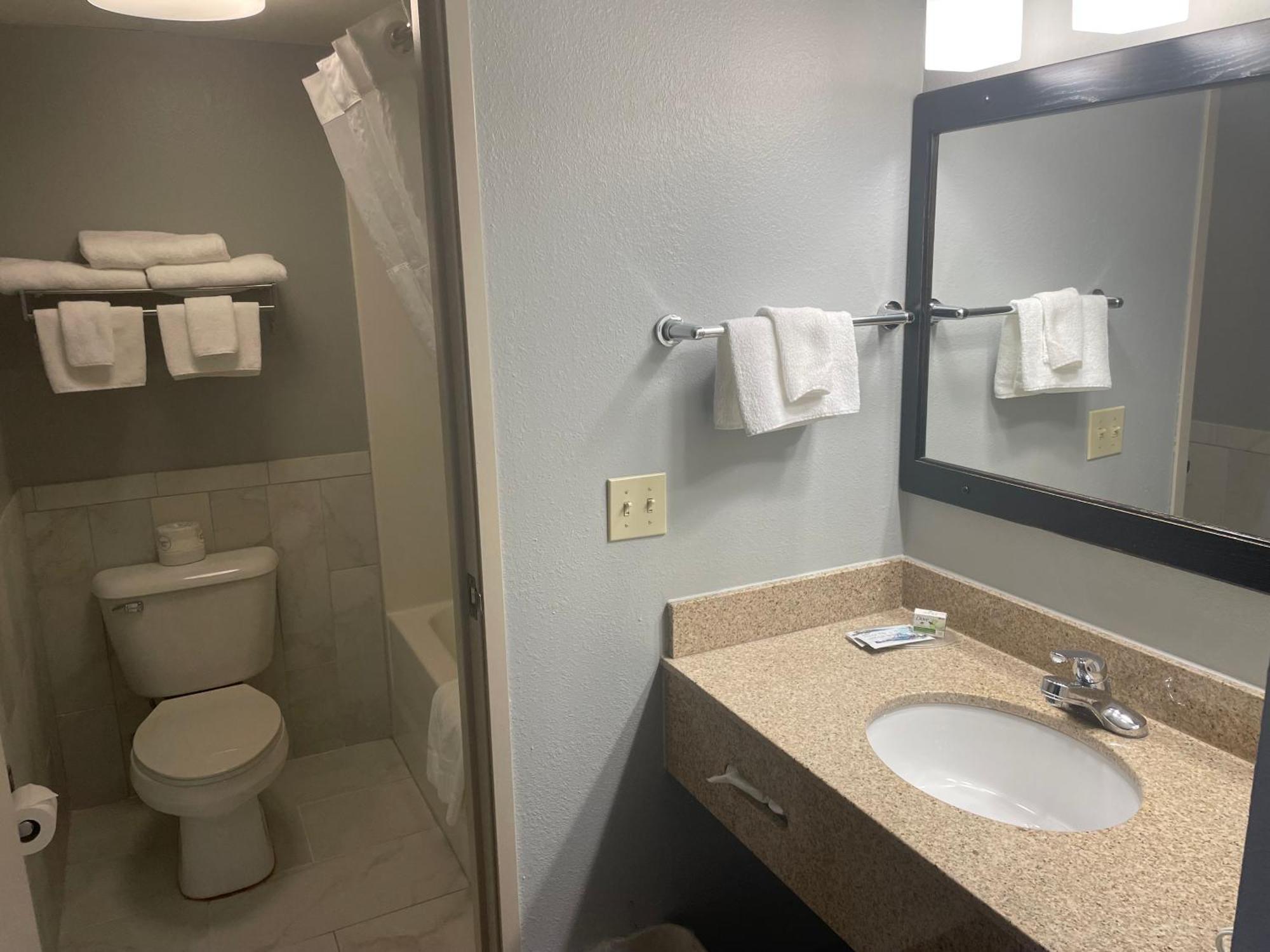 Americinn By Wyndham Hartford Wi Ngoại thất bức ảnh