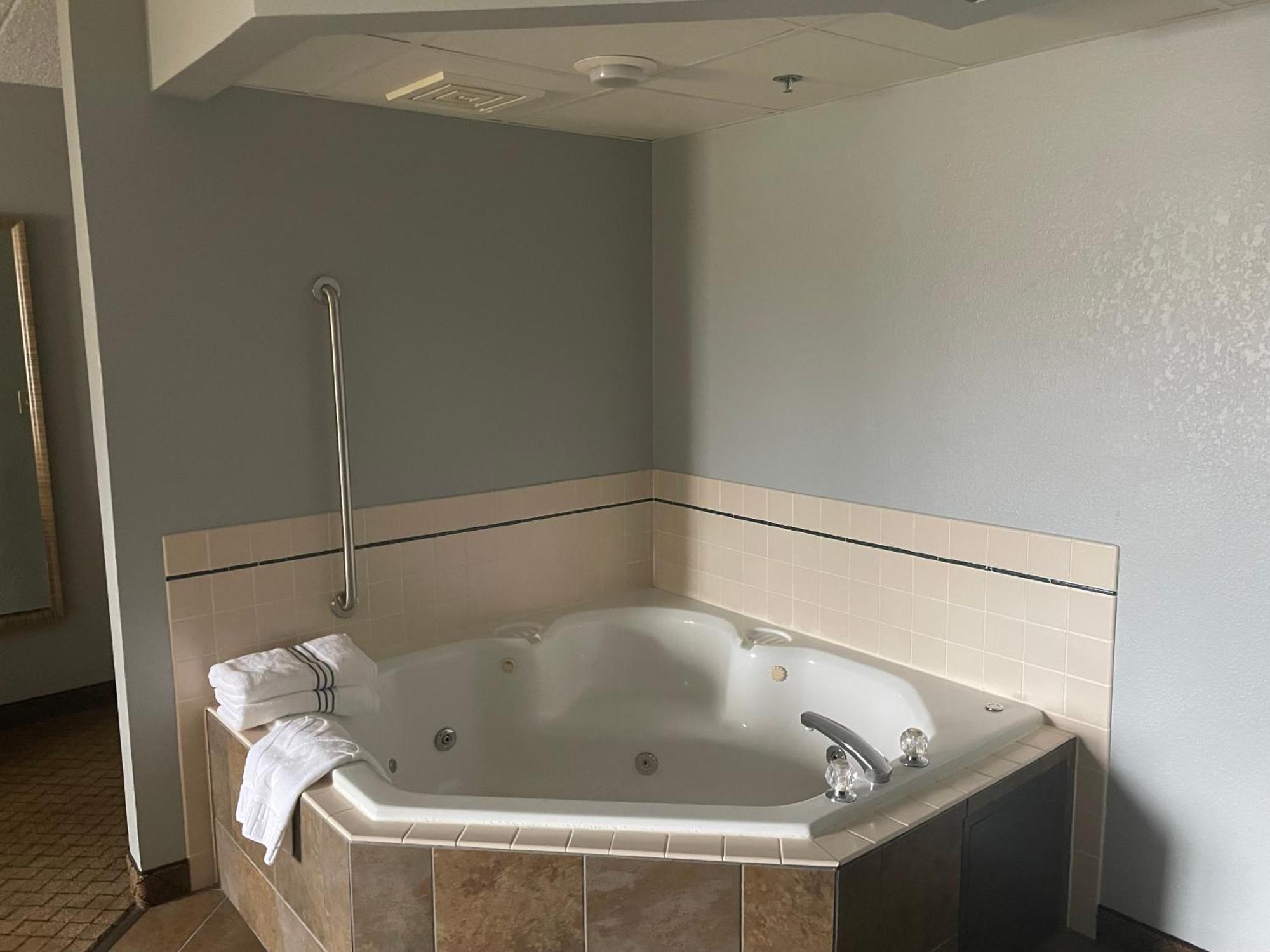 Americinn By Wyndham Hartford Wi Ngoại thất bức ảnh