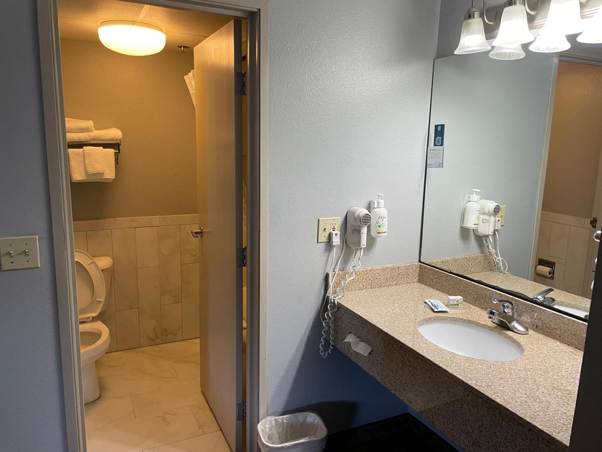 Americinn By Wyndham Hartford Wi Ngoại thất bức ảnh