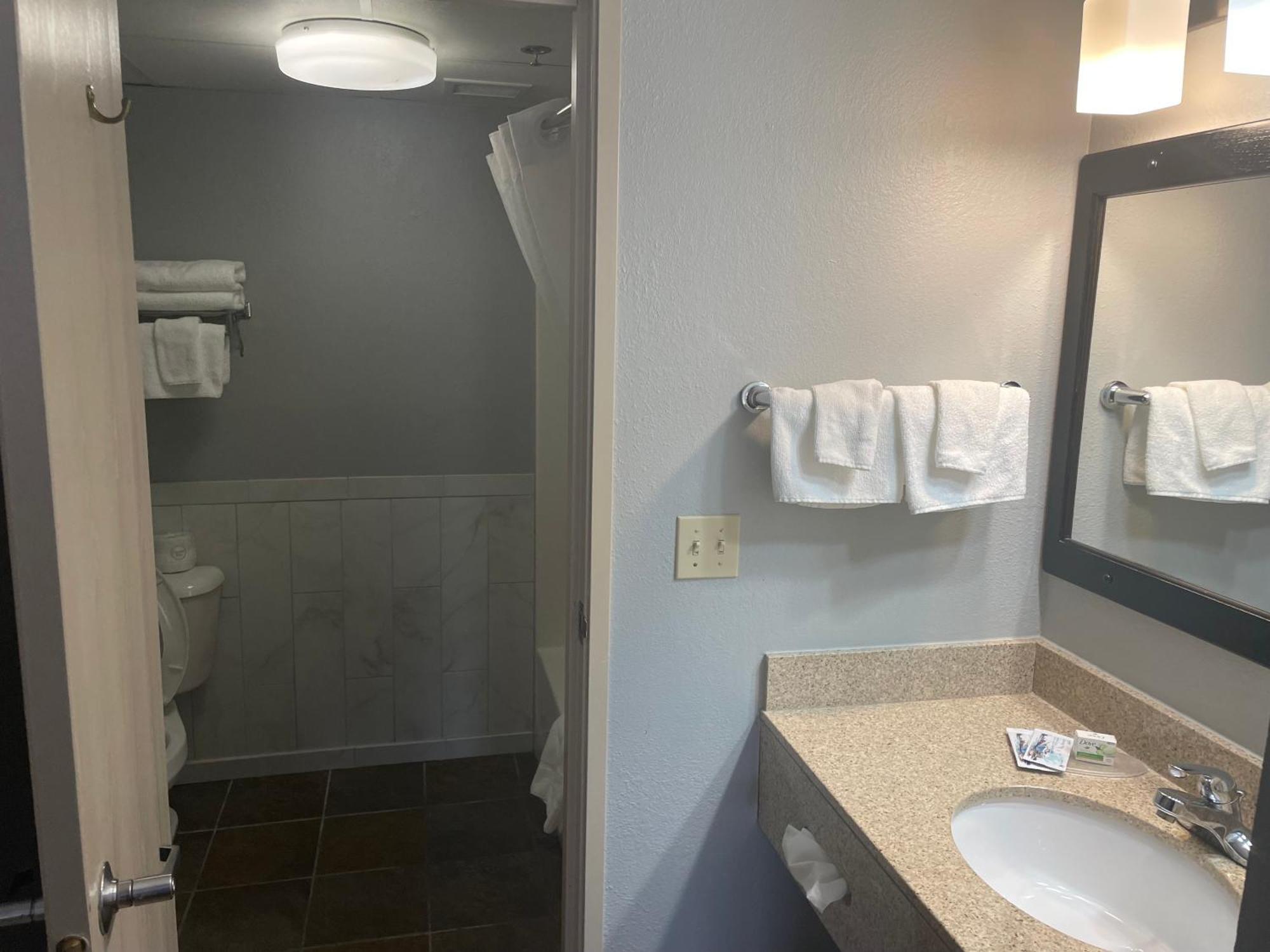 Americinn By Wyndham Hartford Wi Ngoại thất bức ảnh