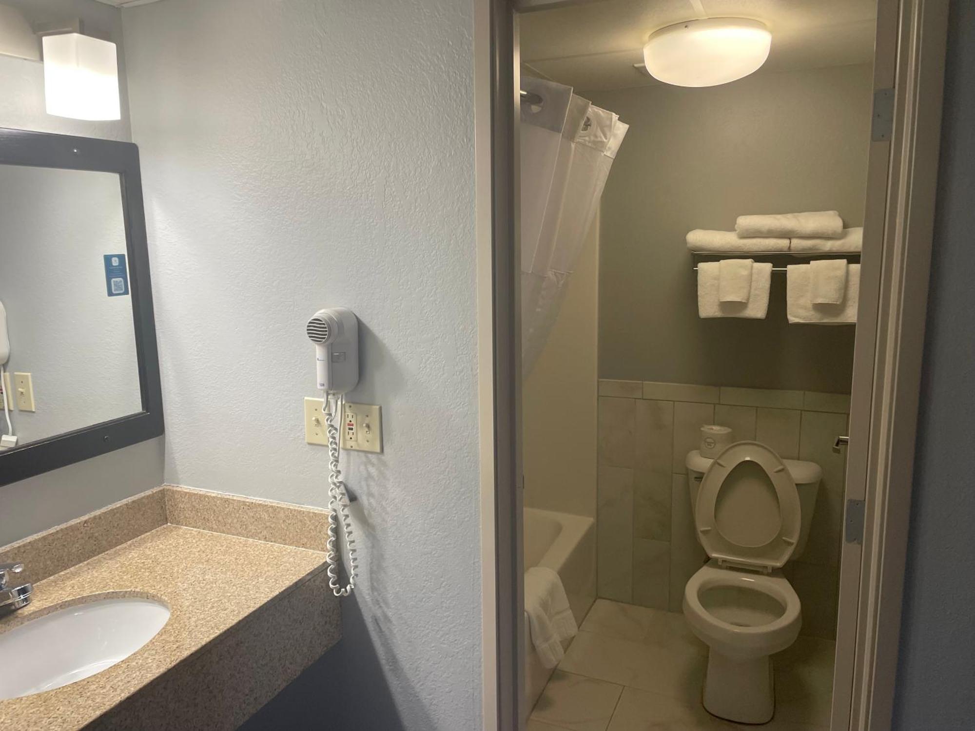 Americinn By Wyndham Hartford Wi Ngoại thất bức ảnh