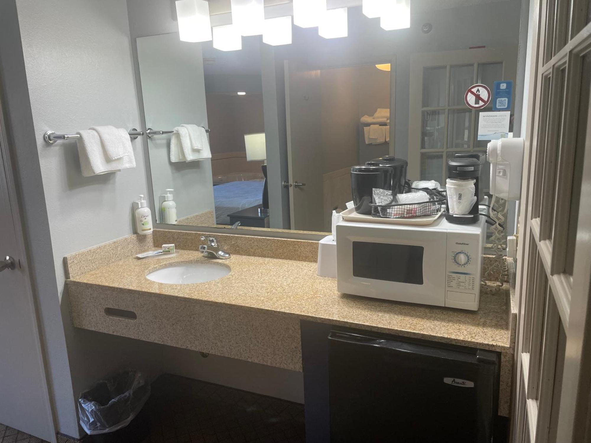 Americinn By Wyndham Hartford Wi Ngoại thất bức ảnh